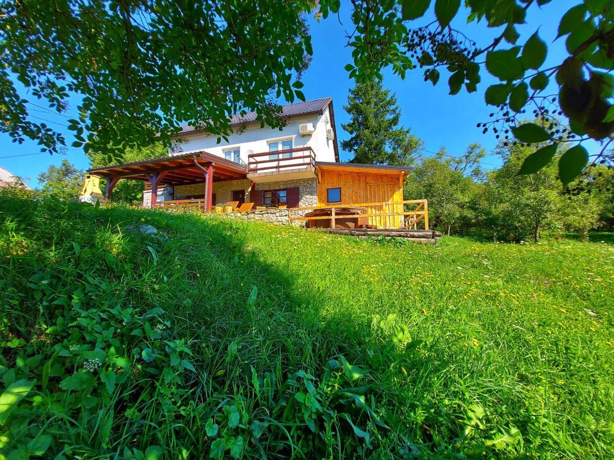 Peter's Pine Cottage Korenica Exterior foto