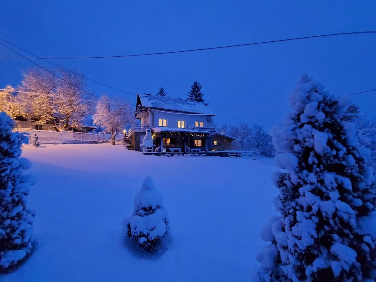 Peter's Pine Cottage Korenica Exterior foto